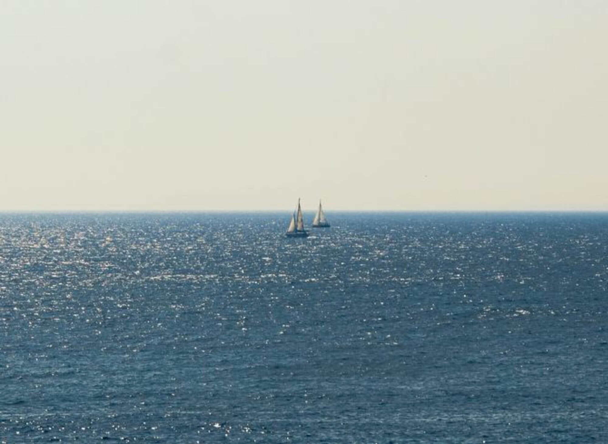 Zeilboten aan de horizon voor de Belgische kust