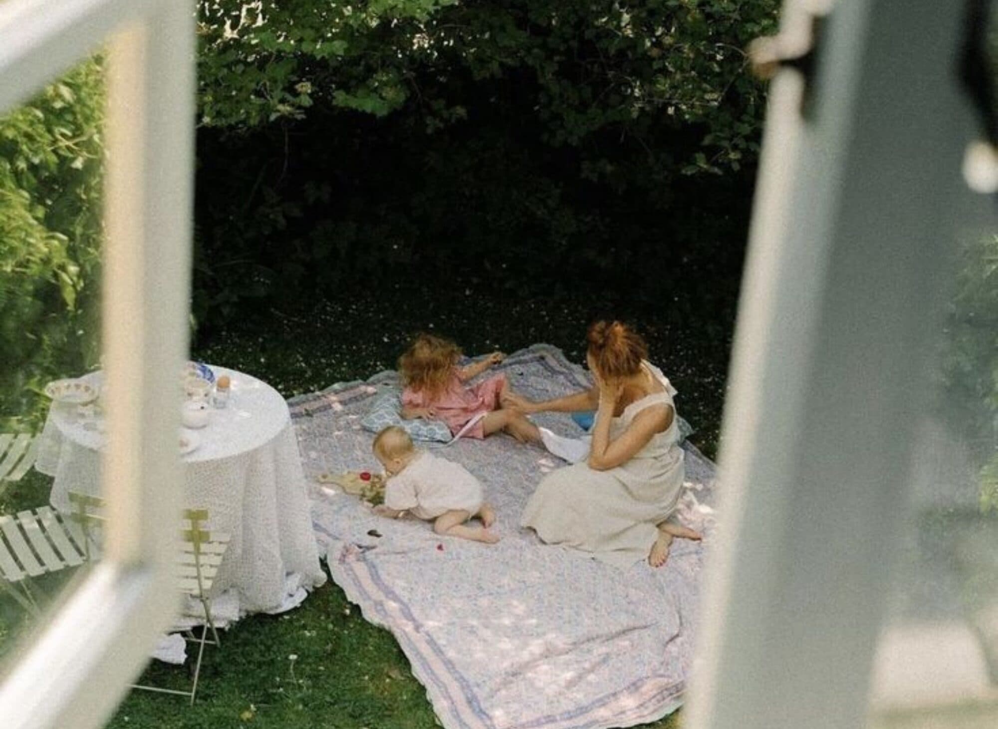 Gasten die picknicken in de tuin van een vakantiewoning