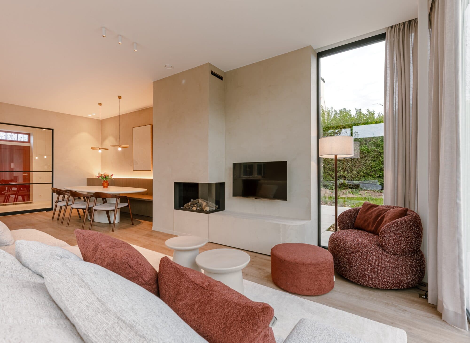 Woonkamer met open haard en eethoek in een vakantiewoning aan de kust